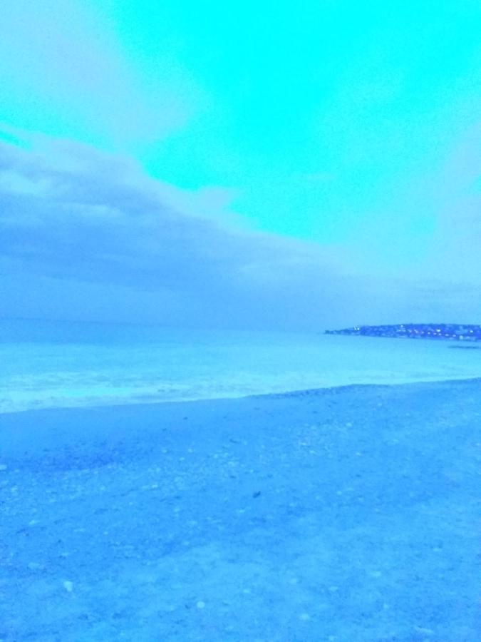 2 Pieces Idealement Placee Dans Le Centre Menton Bagian luar foto