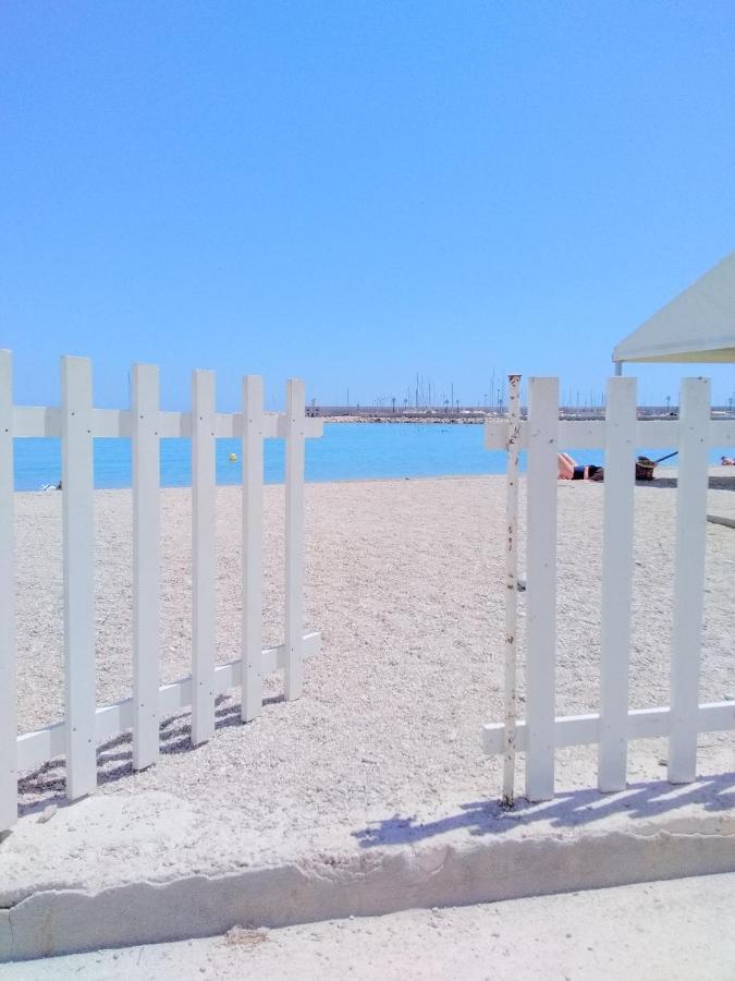 2 Pieces Idealement Placee Dans Le Centre Menton Bagian luar foto