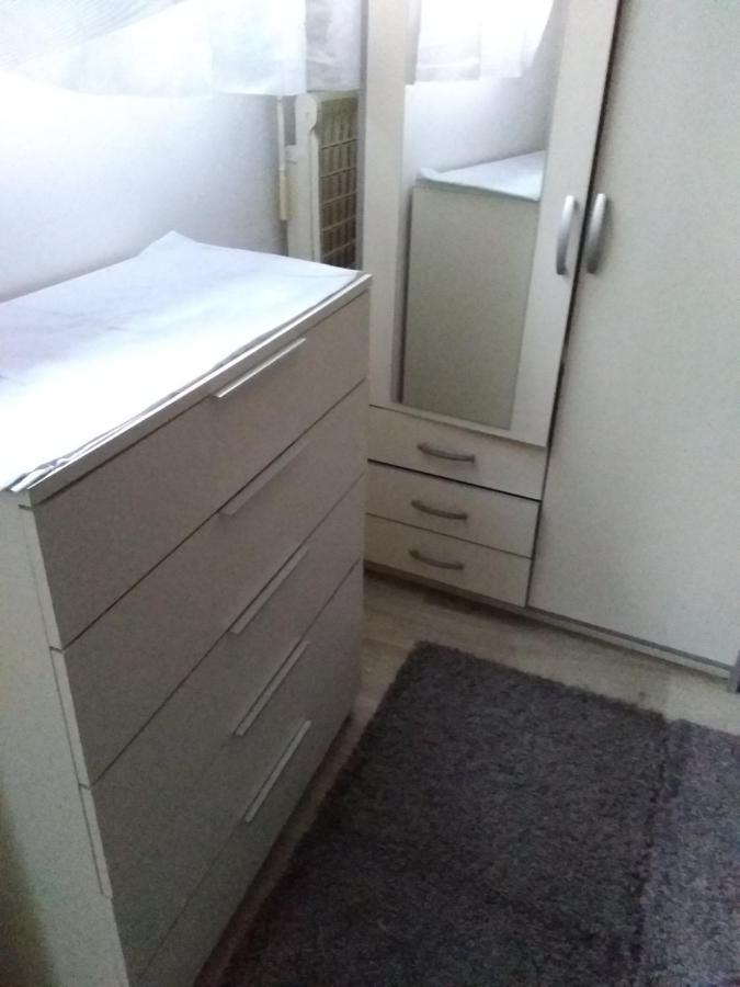 2 Pieces Idealement Placee Dans Le Centre Menton Bagian luar foto