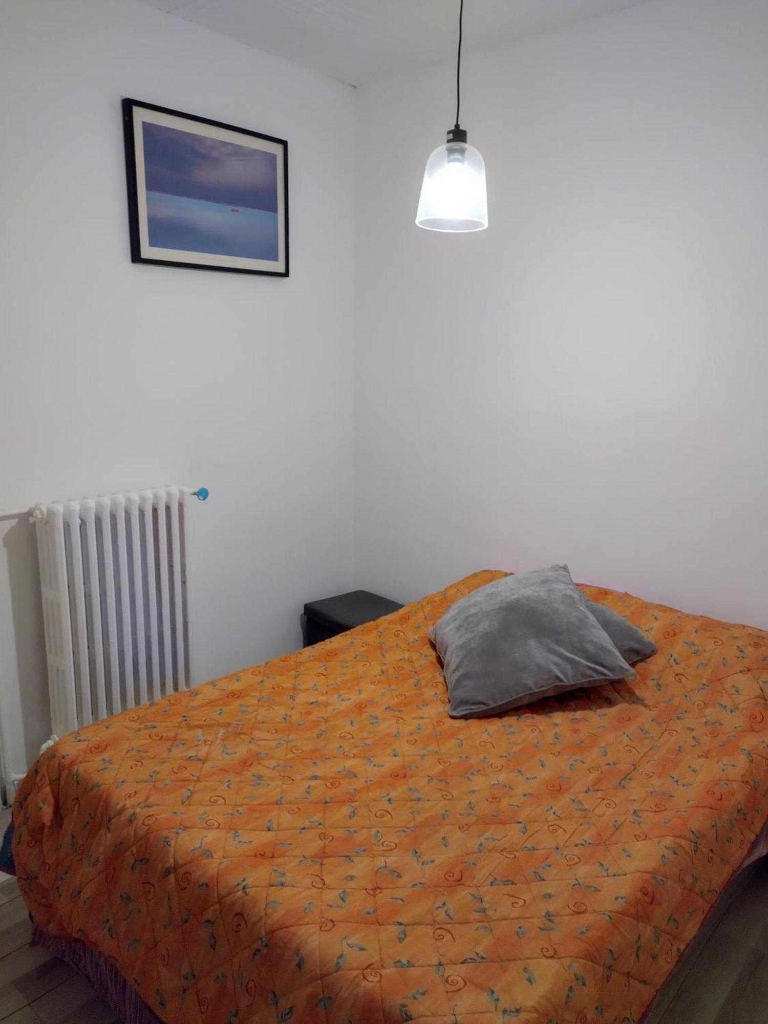 2 Pieces Idealement Placee Dans Le Centre Menton Bagian luar foto