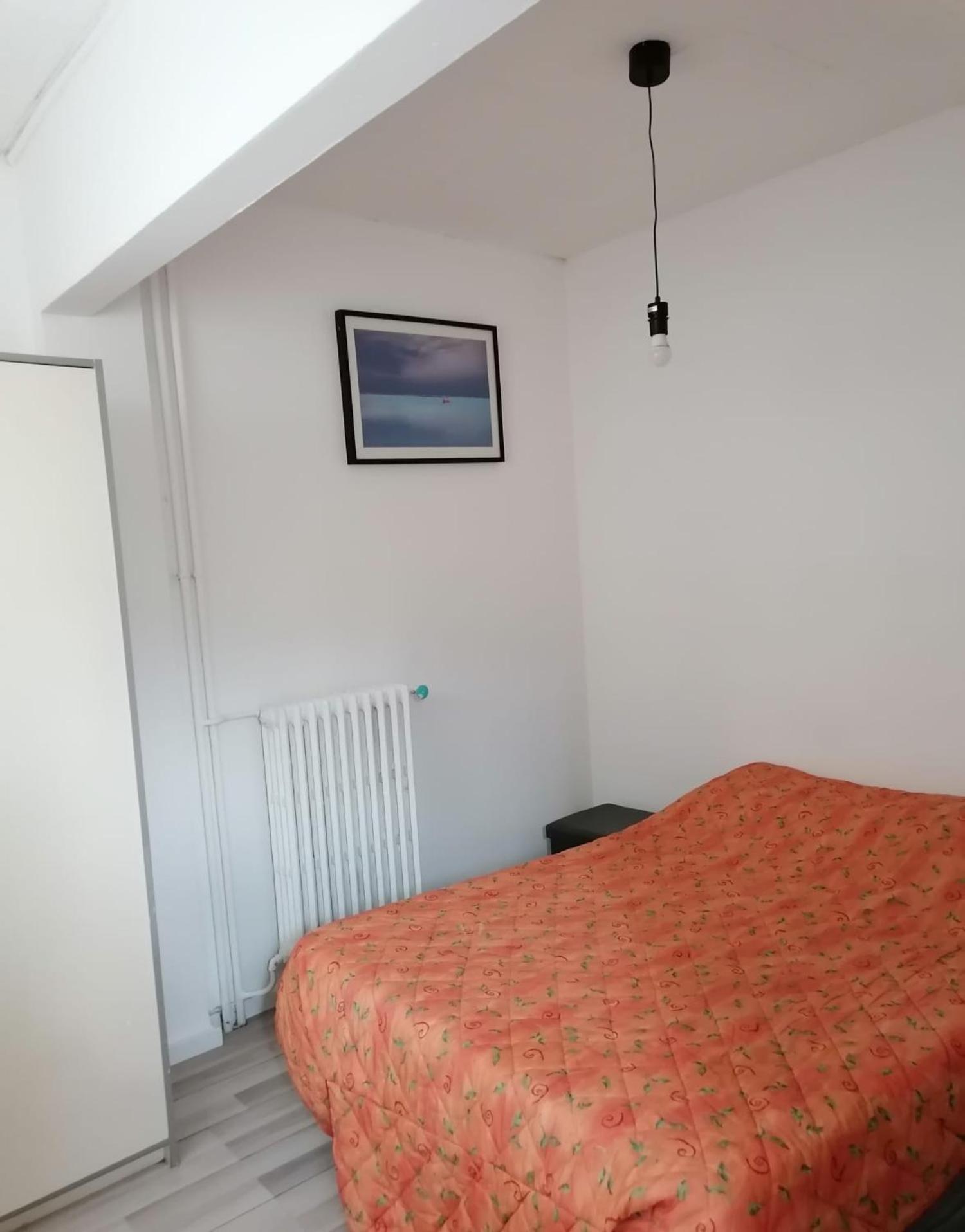 2 Pieces Idealement Placee Dans Le Centre Menton Bagian luar foto